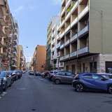 Partiamo da via Re David, dove contiamo 30 saracinesche chiuse